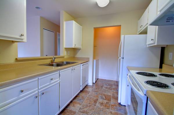 $1,675 / 2br - 870ft2 - #154 - FREE 1st month rent! - Spacious 2nd floor with Washer and Dryer (BEAVERTON)63956646532098123