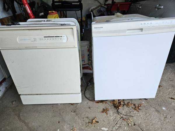 Pair of working dishwashers 1