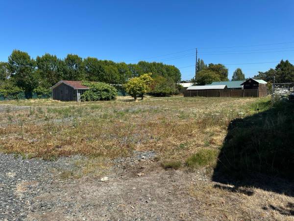 Home for sale on valuable light industrial property - $525,000 (Bellingam 3011 bennett drive)63435874397185124