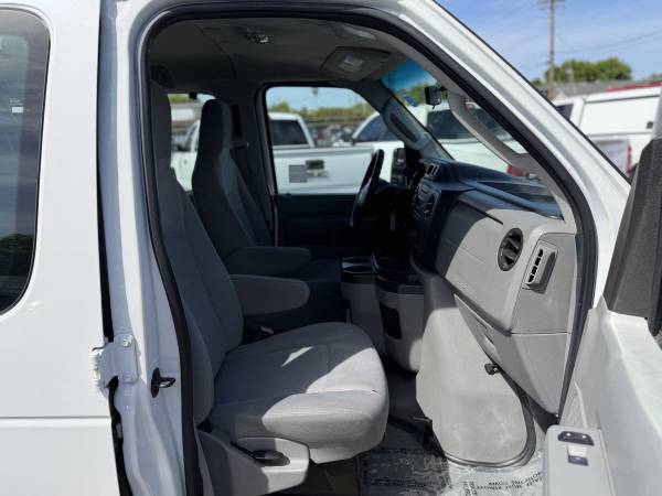 2012 Ford Econoline Wagon XLT - Photo 9