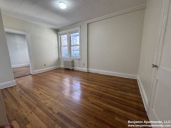 $2,725 / 2br - ** NO fee ** 2 bed 1 bath off Comm Ave Heat HW included ** (Brighton)63620245161603121