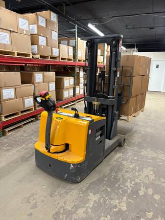 Apollo Counterbalance stacker 1
