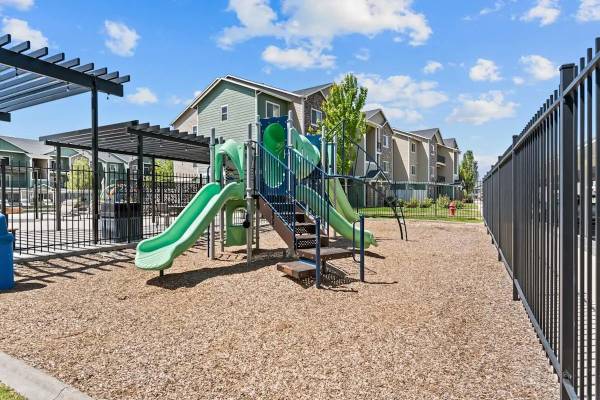 $1,525 / 2br - 906ft2 - Cochera, ventiladores de techo*, piscina estacional (2552 W. Selway Rapids Lane)63794895724291122