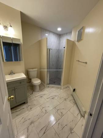$1,275 / 3br - Habitación en casa de 3 dormitorios y 2 baños en Brownstone en la línea verde63655319517569122