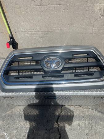 2016-2020 TOYOTA TACOMA Grill 1