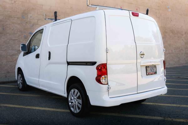 2016 Nissan NV200 SV- CLEAN - Photo 2