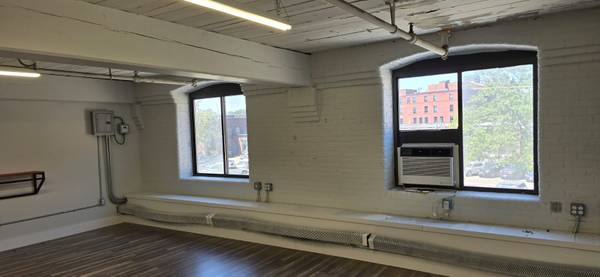 $950 / 700ft2 - Artists/Makers--Large Studio with Sink (Lawrence)63996548996098123