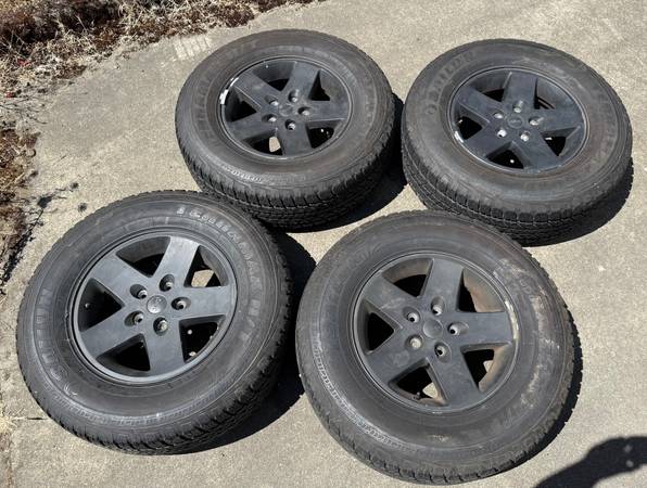 Jeep wheel set 5x127 / 5x5 - $800 (Tigard)63471144630401121