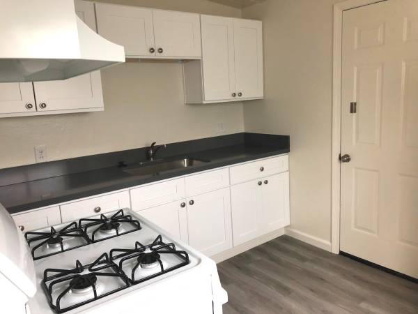 $2,100 / 2br - 585ft2 - Renovated 2 bed/1 bath with patio and on site laundry (San Diego)63663871194755120