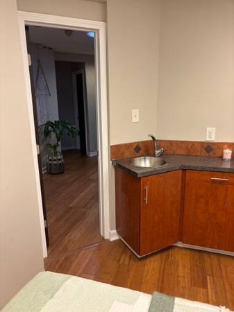 $800 / 120ft2 - Room for rent inside a Skincare (Woodland Hills)63422888603009121