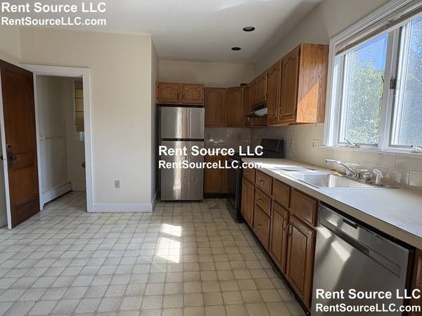 $3,200 / 3br - Handsome and Stately 3bd/1.5 in Gorgeous West Medford (West Medford)63856666073473120