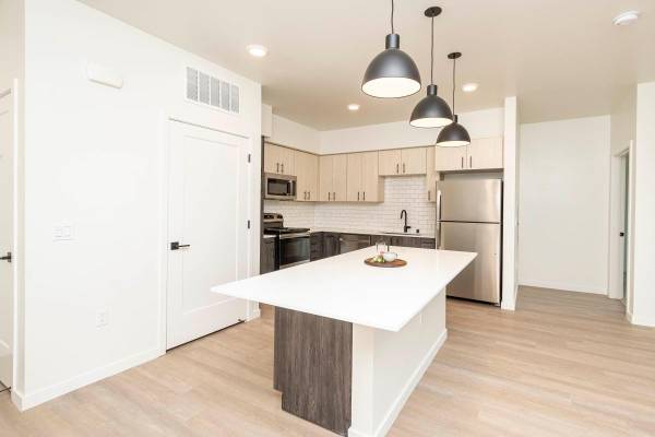 $2,636 / 1br - 715ft2 - On-Site Maintenance, Ceiling Fan, Patio/Balcony (santa rosa)63657964798209122