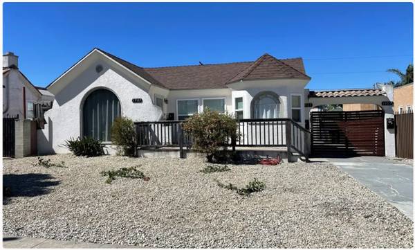 Large 4‑Bed, 2‑Bath Front Unit with Open Kitchen/Living Area & Private 1