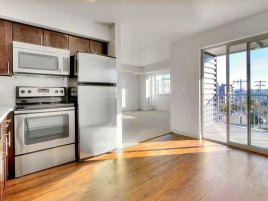 $1,700 / 1br - 584ft2 - Custom Hardwood Cabinets, On-Site Parcel Lockers (West Seattle)63773355343363124
