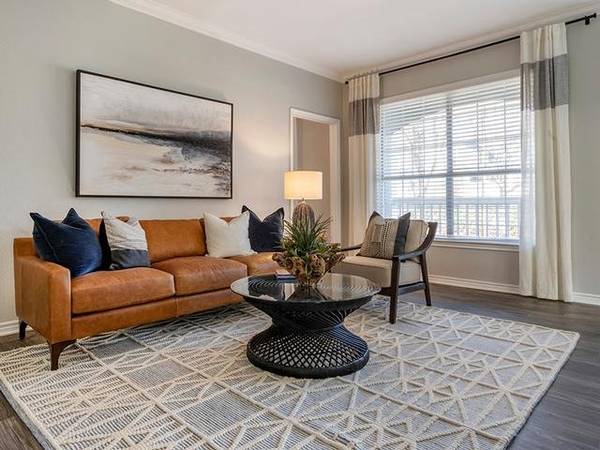 $1,364 / 2br - 1099ft2 - Resort Style Swimming Pool, Built in Computer Desks, Walk In Closets63925335811075120