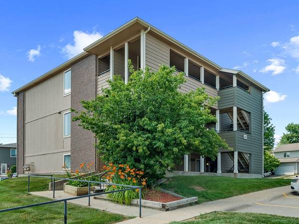 $1,265 / 2br - 920ft2 - No more laundry mat for you! W/D in every unit! Pet friendly (2260 10th Street, Coralville, IA)63897405058050124