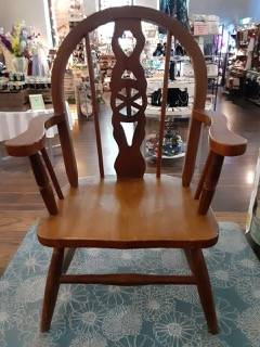 CHILD’S WINDSOR STYLE CHAIR 1