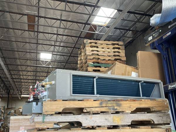 Aire acondicionado mini split sin conductos de 5 toneladas y 60,000 BTU con juego de tuberías de 16 pies - $2,600 (Ciudad de la Industria)63440099245059123