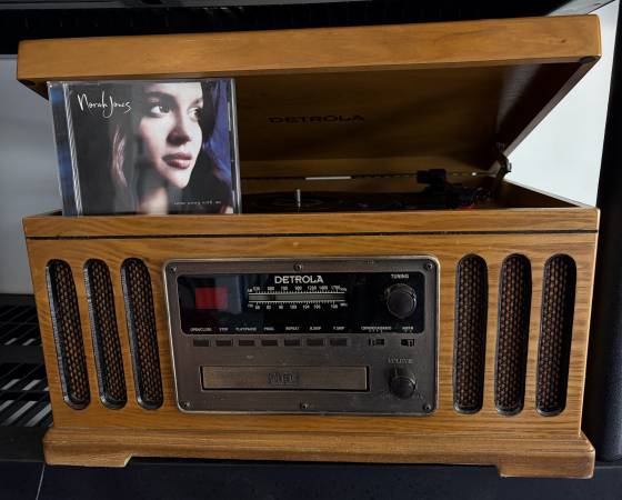 Detrola Phonograph, CD Player & more 1
