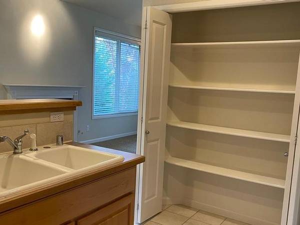 $1,600 / 1br - 887ft2 - Wi-Fi gratuito en el salón y alrededor de la terraza de la piscina, estufa eléctrica (Kennewick)63678526929155123