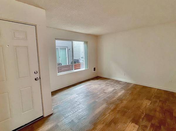 $1,725 / 2br - Wide Suburban Streets !  Bikeable, Easy Commute to Downtown Portland (4483 SE Roethe Road)63956926741122121