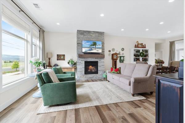 $614,900 / 3br - 1729ft2 - Home For Sale| 3 bed, 2 bath (Medford)64318772915074124