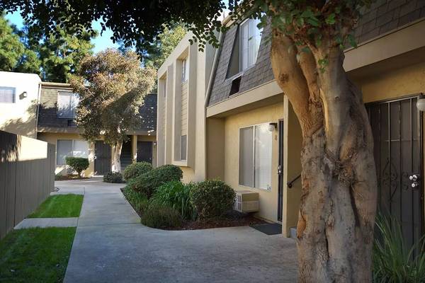 $2,195 / 2br - 921ft2 - OPEN HOUSE: 9/27 10AM-12PM ~ El Cajon 2BR with Parking ~ Gated Complex (El Cajon)63865816204289123