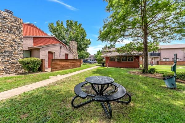 $1,140 / 1br - 706ft2 - Built-In Bookshelves, Black Appliances, Playground (4500 Sojourn Dr, Addison, TX)63796555896067120