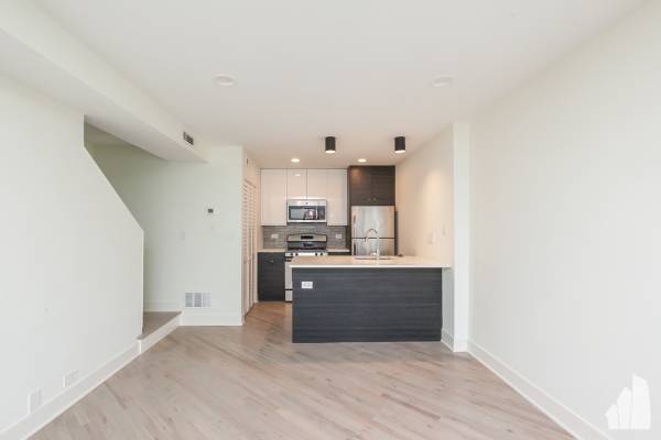 $2,450 / 1br - ¡Dúplex único con vista al lago! Lavadora/secadora en la unidad, balcón, estacionamiento! Sin depósito de seguridad, se aceptan mascotas (Lake View East)63918533171970122