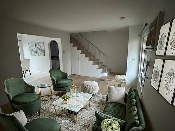 $2,400 / 2br - 1200ft2 - Modern 2BR/1.5BA Townhome with Balcony & Private Patio64000753877121120