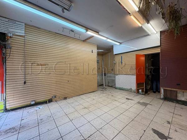 $7,500 / 315ft2 - Retail in front of Train Station with Glass Frontage, Bathroom, Baseme (Chelsea)63854289361153123