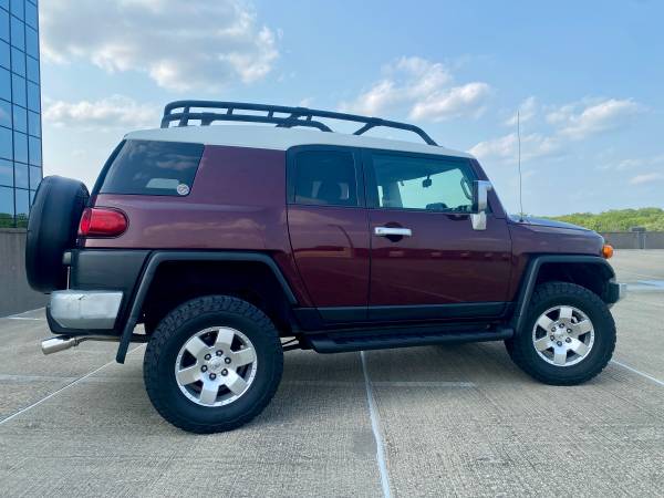 2007 Toyota fj cruiser 4x4 - $11,000 (Wheeling)63619074409729122
