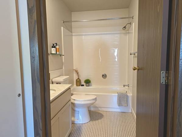 $1,625 / 1br - 825ft2 - 1bd 1ba, In Duluth, Free Laundry (3780 London Rd, Duluth, MN)62971044396803122