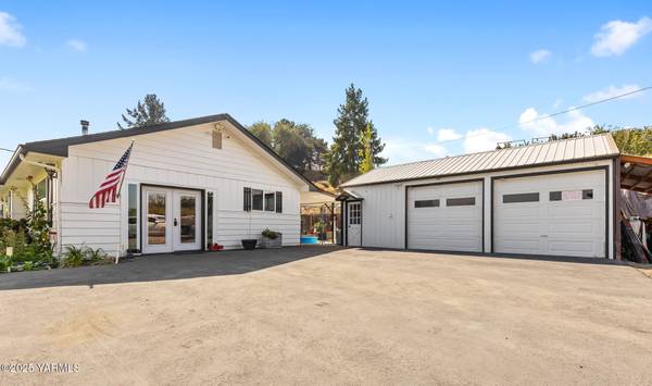 $440,000 / 4br - 1852ft2 - stunningly serene 4-bedroom, 2-bath hill top home (Selah)64319759864193121