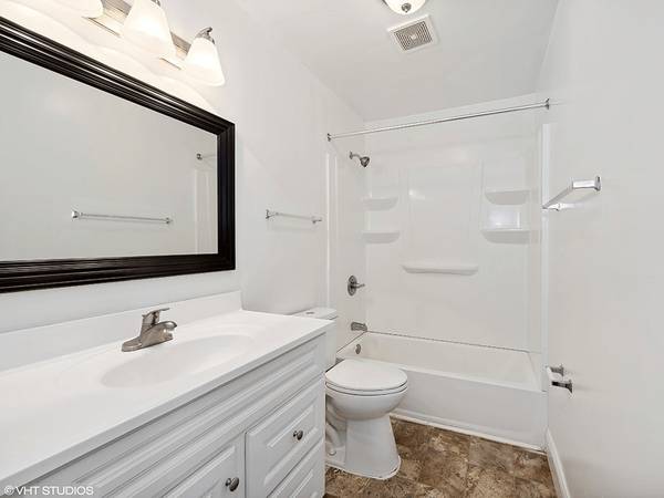 Discover Lakeside Apartment living. 1