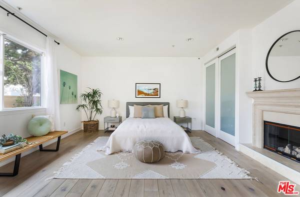 $2,000 / 1br - 716ft2 - Turnkey Brentwood-adjacent 1BR/1BA condo with private oversized patio (Los Angeles)63998005175682120