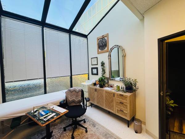 $1,100 / 144ft2 - 1 Acupuncture Treatment Room Available 10/1 (Tigard)63870108887937124