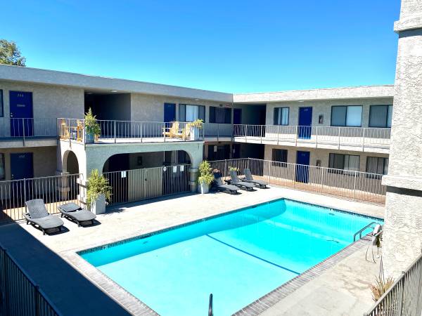 $1,795 / 1br - 750ft2 - Amazing Pool and Gym! Newly Renovated 1 Bed Unit with Private Balcony! (Van Nuys)63701204811137123