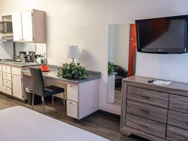 Free Utilities, Elevator Access, Close to The Strip 1