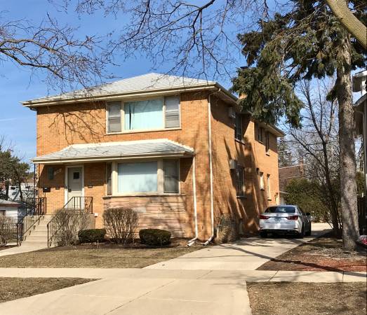 Apt Des Plaines includes garage, electric, free w/d! 1