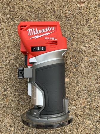 Mikwaukee M18 FUEL Compact Router 1