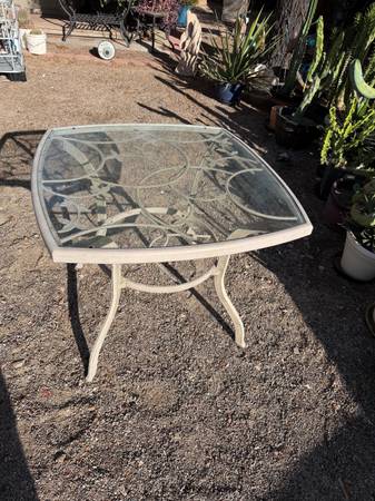 Patio table Hampton Bay. 1