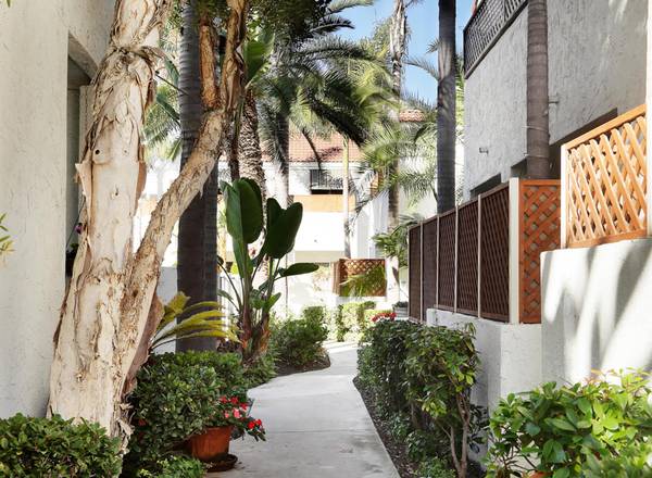 $2,950 / 1br - 1 Block to Carlsbad State Beach+ We Love Cats & Dogs, Security System (Carlsbad Village)63657108621315124