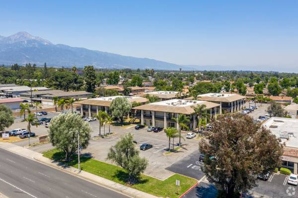 Btwn 10&210 freeways on Mountain; shops; restaurants 1