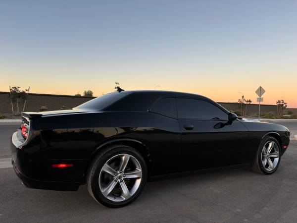2017 Dodge Challenger SXT - $10,90063470414027523122