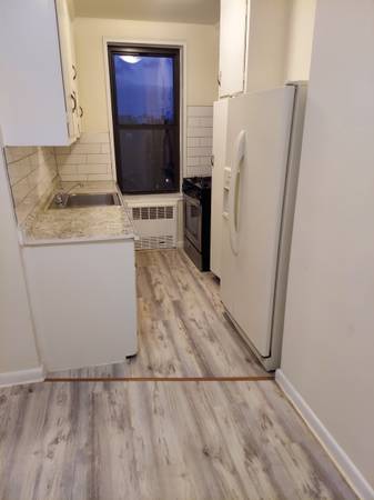 $2,000 / 1br - 800ft2 - 133-28 SANFORD AVE ONE BEDROOM  VERY LARGE  NEAR #7 TRAIN (FLUSHING)64033631488897120