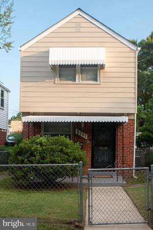 This will definitely get your attention! Home in Washington. 3 Beds, 2 Baths 1