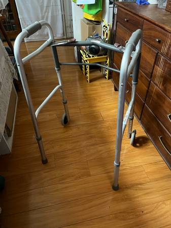 Foldable wheel walker 1