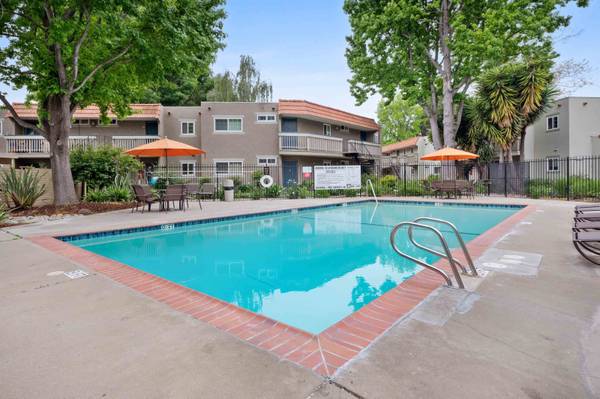 $2,180 / 1br - 640ft2 - Two Pools, Cable Ready, Gated Community (hayward / castro valley)64055522250242120