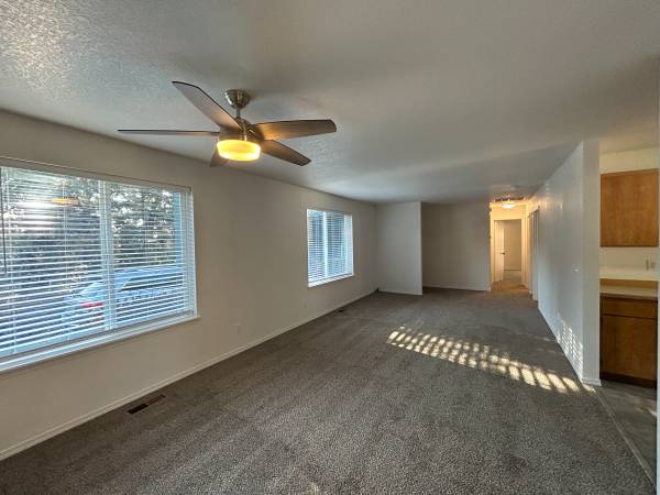 $2,395 / 3br - 1350ft2 - 1073 NW Hidden Valley #1 - 3 Habitaciones / 2 Baños Tri-Plex (Bend)63839290508547122
